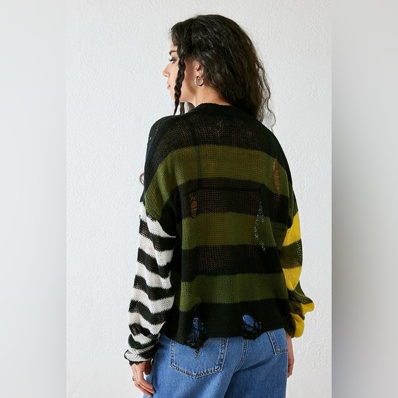 [SOLD] The Ragged Priest daisy destroyed knit sweater - Picture 3 of 6